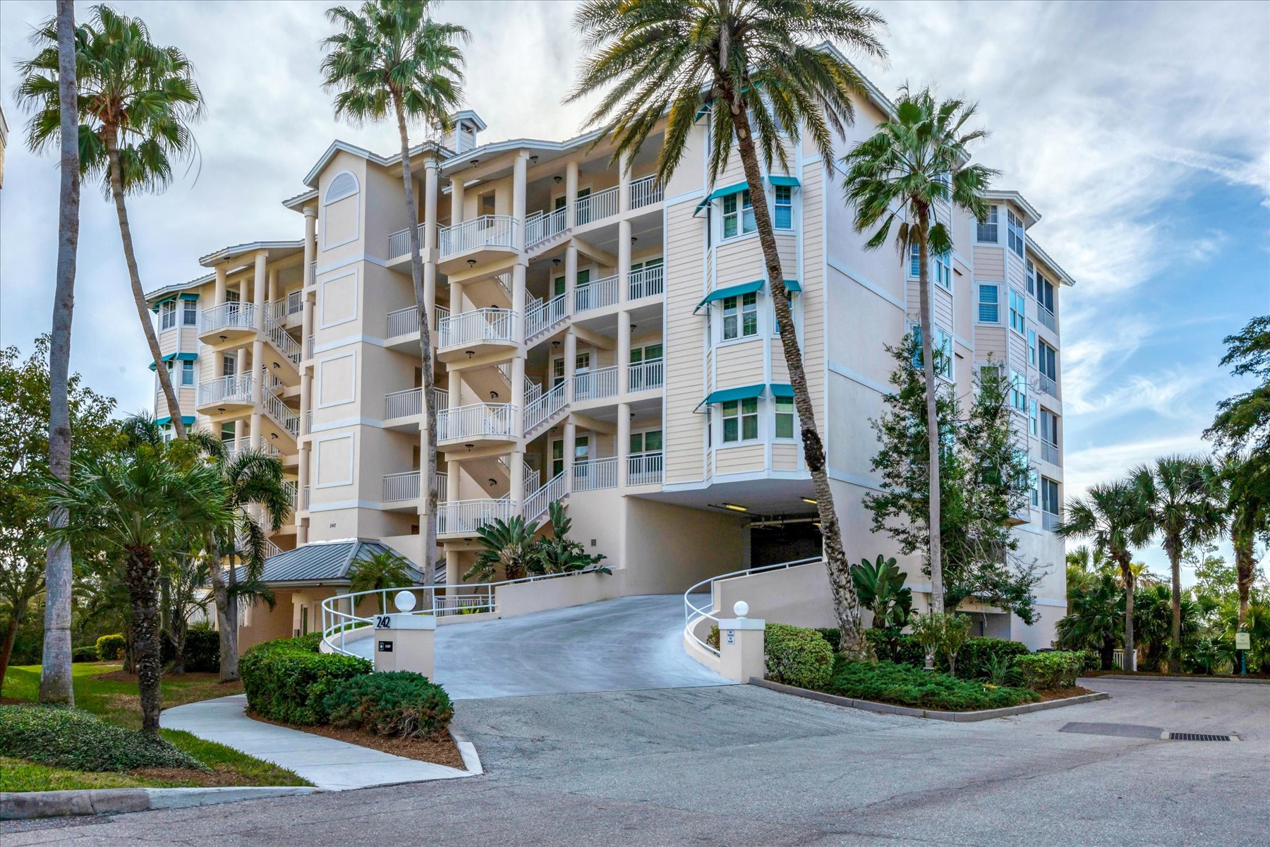 242 Hidden Bay Dr, #302